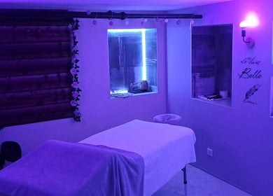 Salon de massage bleu-violet à Aux Mains D'Adeline, Raves, Grand Est, FR, offrant une ambiance relaxante.