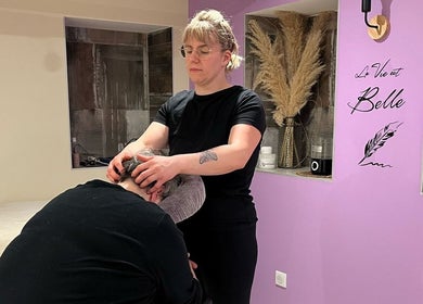 Thérapeute effectuant un massage relaxant chez Aux Mains D'Adeline, Raves, Grand Est, FR.