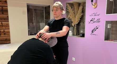 Thérapeute effectuant un massage relaxant chez Aux Mains D'Adeline, Raves, Grand Est, FR.