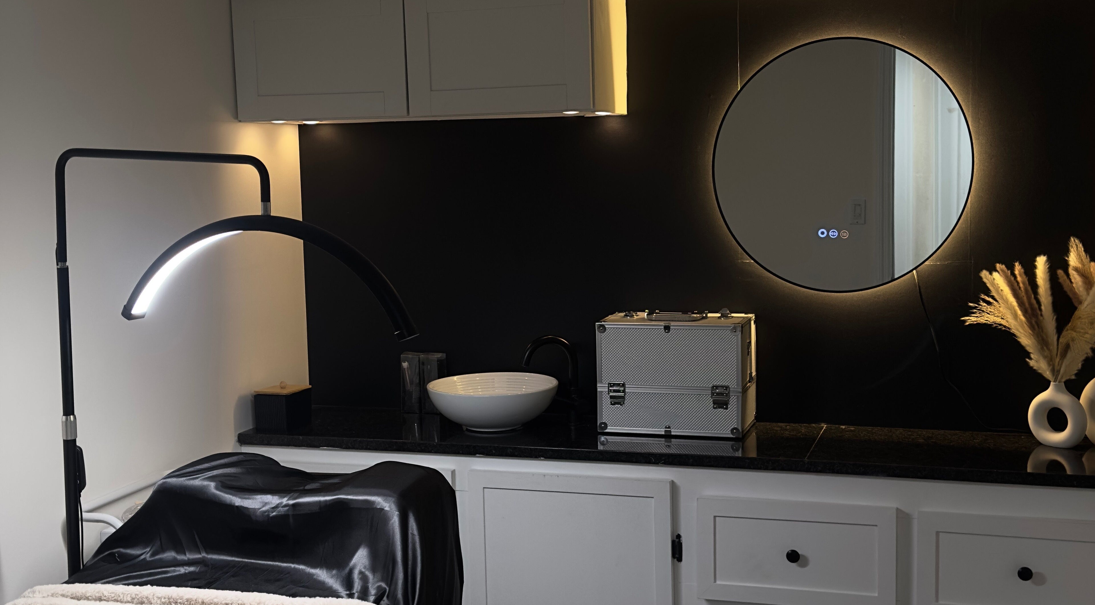 Acogedor espacio de belleza en Ricart Beauty LLC, Paterson, New Jersey, US con luz suave y decoración moderna.