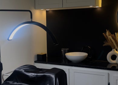 Área de tratamiento en Ricart Beauty LLC, Paterson, New Jersey, US, con iluminación suave y decoración elegante.