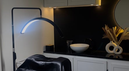 Área de tratamiento en Ricart Beauty LLC, Paterson, New Jersey, US, con iluminación suave y decoración elegante.
