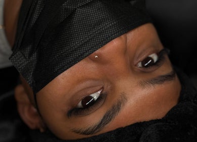 Detalle de cejas y pestañas en Ricart Beauty LLC, Paterson, New Jersey, US.