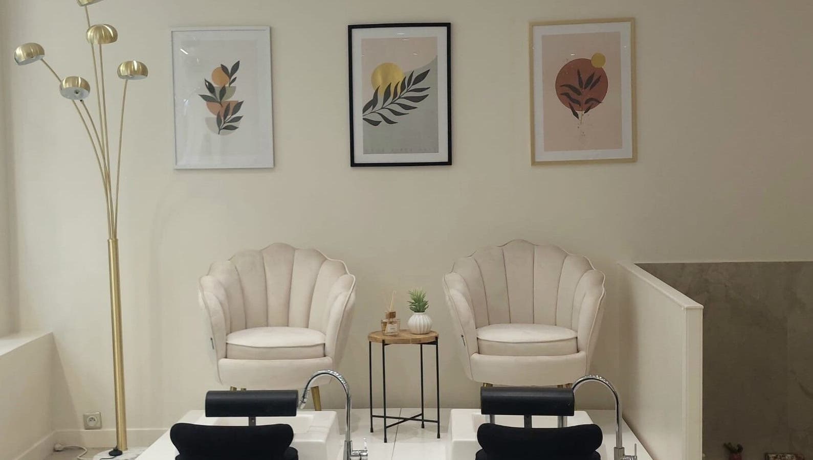 Espace soin élégant chez O2rose, Paris, Île-de-France, FR. Fauteuils confortables et décor moderne.