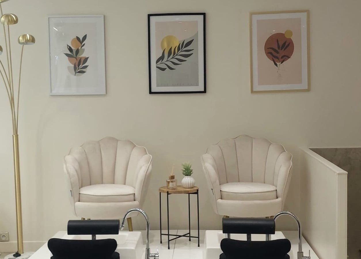 Espace soin élégant chez O2rose, Paris, Île-de-France, FR. Fauteuils confortables et décor moderne.