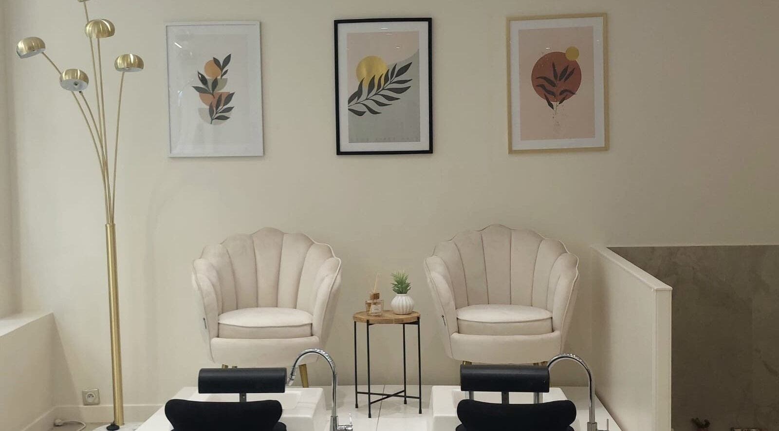 Espace soin élégant chez O2rose, Paris, Île-de-France, FR. Fauteuils confortables et décor moderne.