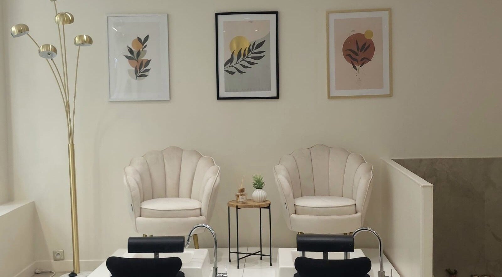 Espace soin élégant chez O2rose, Paris, Île-de-France, FR. Fauteuils confortables et décor moderne.