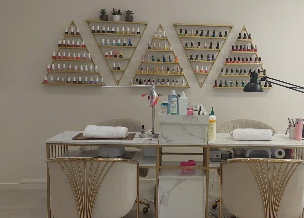 Station de manucure élégante chez O2rose à Paris, Île-de-France, FR avec vernis et outils.