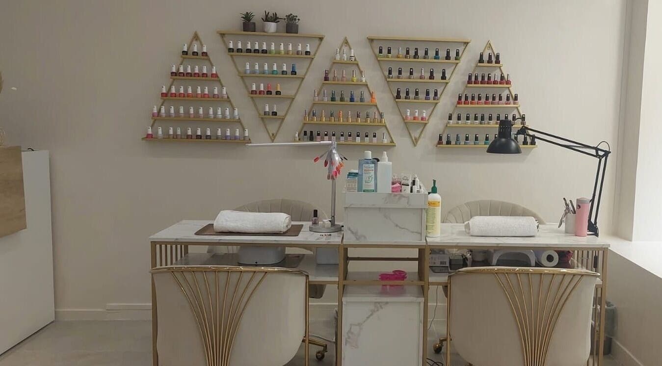 Station de manucure élégante chez O2rose à Paris, Île-de-France, FR avec vernis et outils.