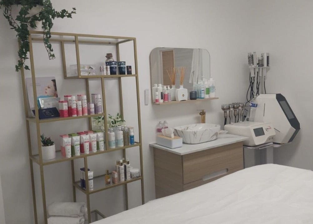 Espace de soin chez O2rose, Paris, Île-de-France, FR, avec étagère de produits de beauté et machine esthétique.