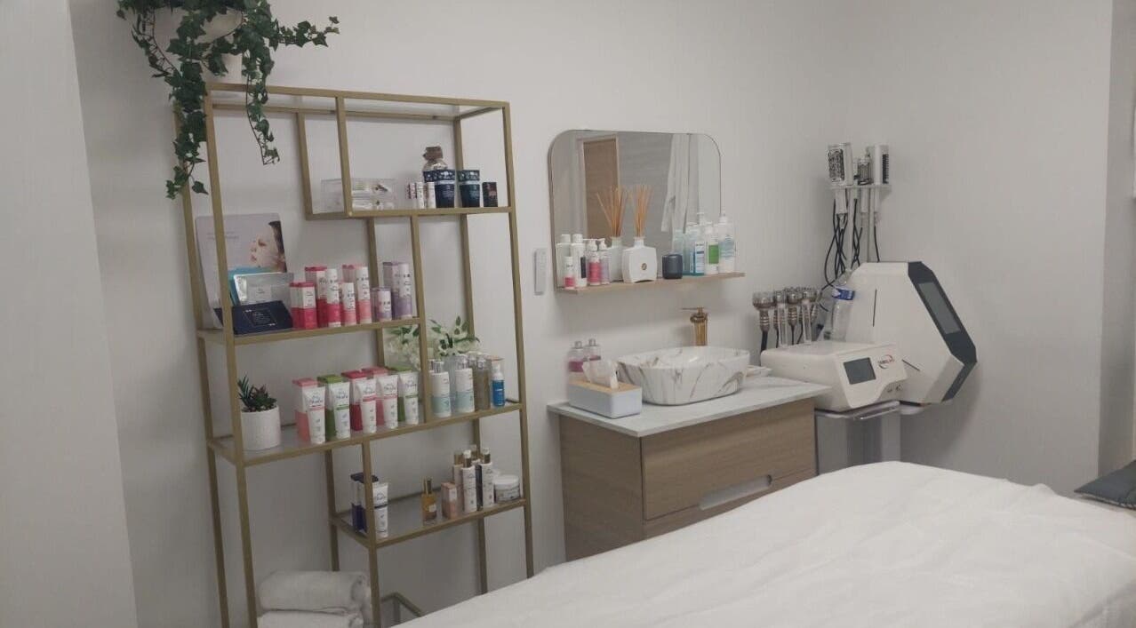Espace de soin chez O2rose, Paris, Île-de-France, FR, avec étagère de produits de beauté et machine esthétique.