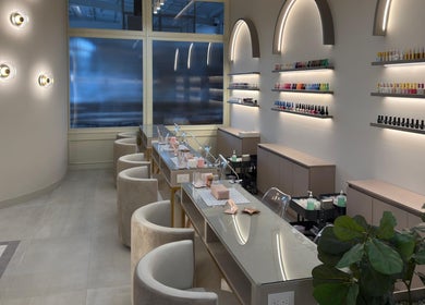 Moderno salón de uñas en Cloud Nine - Beauty Salon & Spa, Guatemala City, Guatemala Department, GT.