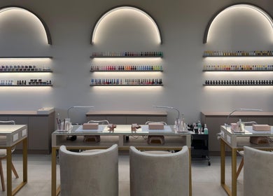 Área de manicura elegante en Cloud Nine - Beauty Salon & Spa, Guatemala City, Guatemala Department, GT.