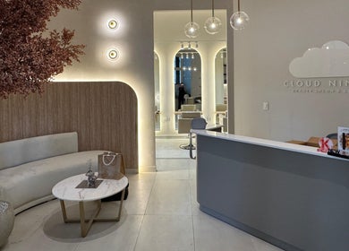 Recepción moderna de Cloud Nine - Beauty Salon & Spa en Guatemala City, Guatemala, acogedora y elegante.