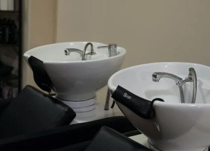 Lavacabezas moderno en Inés Sánchez Beauty Concept, Granada, Andalucía, ES. Experiencia de lujo en cada visita.