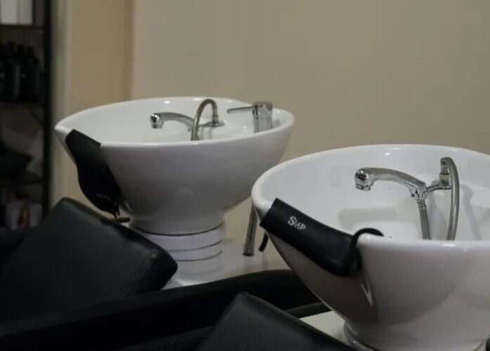 Lavacabezas moderno en Inés Sánchez Beauty Concept, Granada, Andalucía, ES. Experiencia de lujo en cada visita.