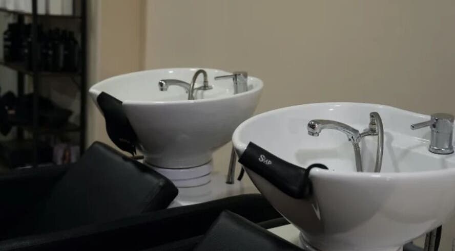 Lavacabezas moderno en Inés Sánchez Beauty Concept, Granada, Andalucía, ES. Experiencia de lujo en cada visita.