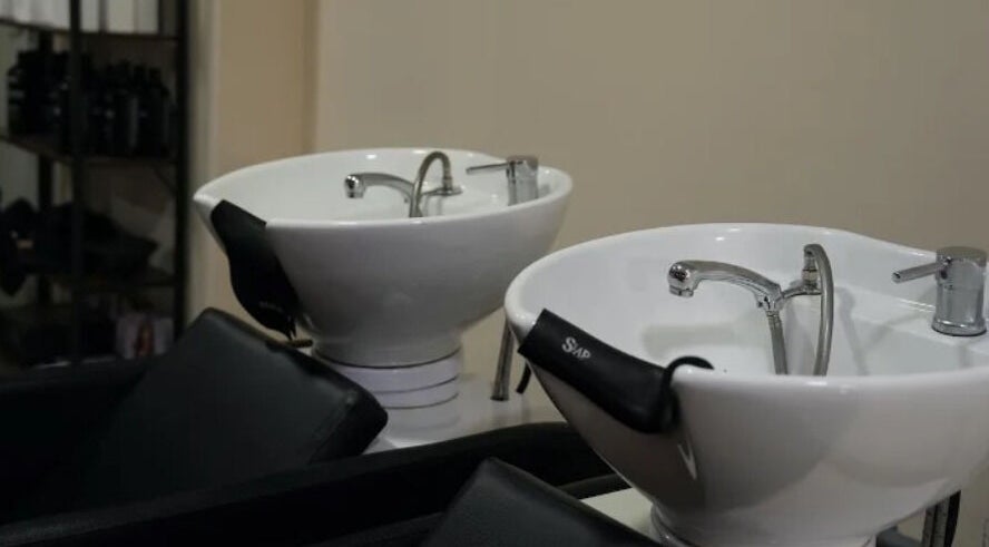 Lavacabezas moderno en Inés Sánchez Beauty Concept, Granada, Andalucía, ES. Experiencia de lujo en cada visita.