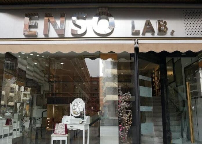 Fachada de Inés Sánchez Beauty Concept, ubicada en Granada, Andalucía, ES, con diseño moderno y acogedor.