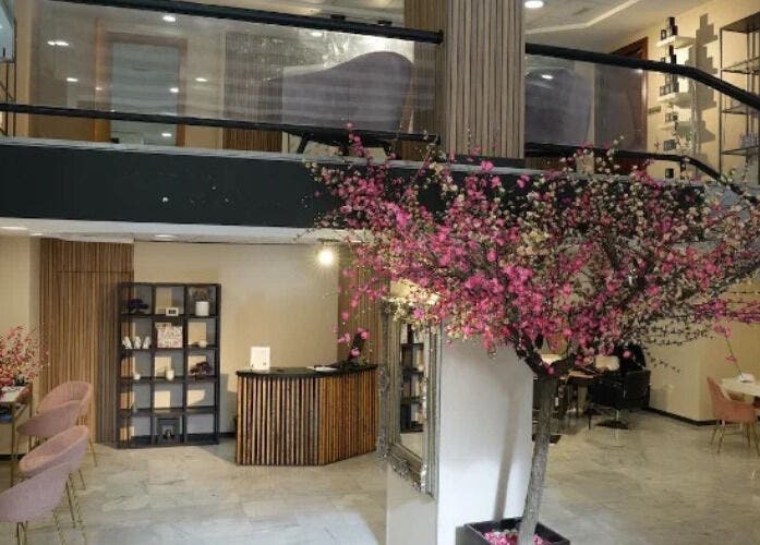 Recepción en Inés Sánchez Beauty Concept con diseño elegante en Granada, Andalucía, ES.