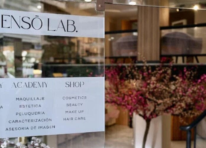 Entrada de Inés Sánchez Beauty Concept en Granada, Andalucía, ES con detalles florales y señalética.