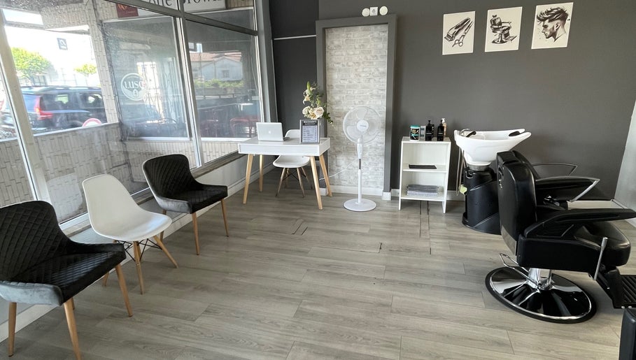 Interior moderno da Machado’s Barbershop em Braga, Braga, PT, com cadeiras e lavatórios elegantes.
