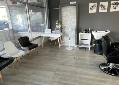 Interior moderno da Machado’s Barbershop em Braga, Braga, PT, com cadeiras e lavatórios elegantes.