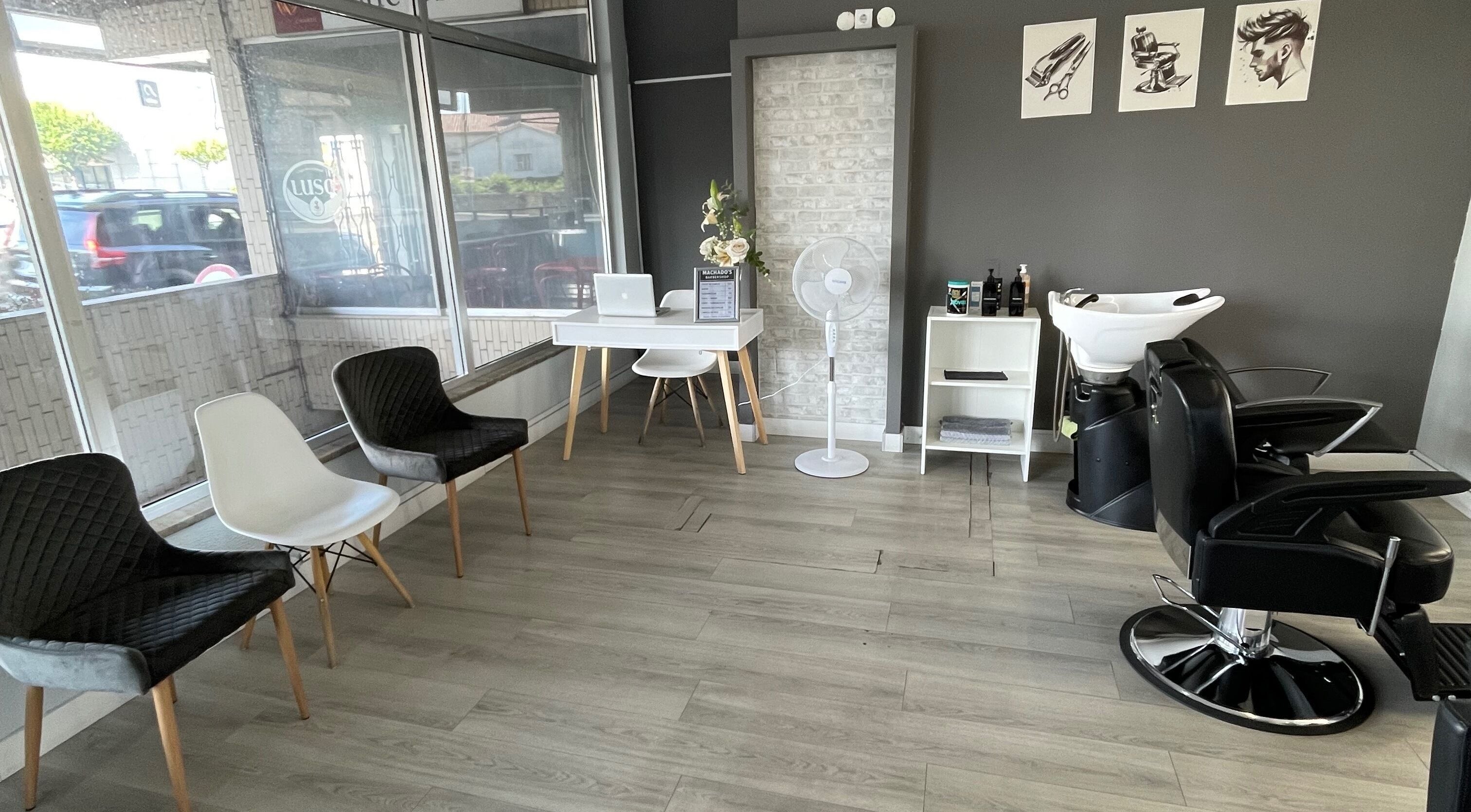 Interior moderno da Machado’s Barbershop em Braga, Braga, PT, com cadeiras e lavatórios elegantes.