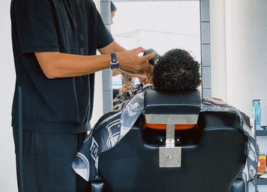 Profissional corta cabelo em Machado's Barbershop, Braga, Braga, PT. Ambiente moderno e sofisticado.