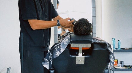 Profissional corta cabelo em Machado's Barbershop, Braga, Braga, PT. Ambiente moderno e sofisticado.