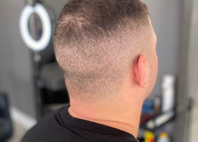 Corte masculino moderno na Machado’s Barbershop em Braga, Braga, PT. Salão estiloso para cortes de cabelo.