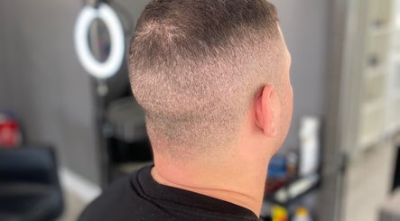 Corte masculino moderno na Machado’s Barbershop em Braga, Braga, PT. Salão estiloso para cortes de cabelo.