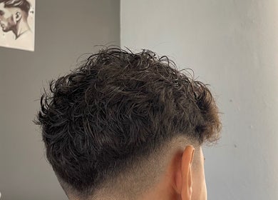 Corte de cabelo moderno em Machado’s Barbershop, Braga, Braga, PT.