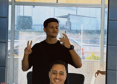 Cliente satisfeito no Machado’s Barbershop, Braga, Braga, PT, com novo corte de cabelo.