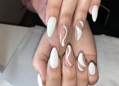 Nail design with white and nude swirl at kingnitaaabeauty in Cape Town, ZA.