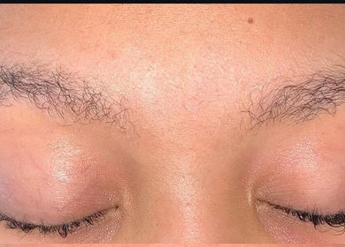 Close-up of natural eyebrows at kingnitaaabeauty, Cape Town, ZA, showcasing eyebrow care and grooming.