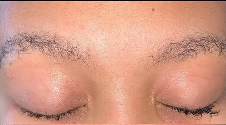 Close-up of natural eyebrows at kingnitaaabeauty, Cape Town, ZA, showcasing eyebrow care and grooming.