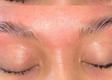 Perfectly groomed eyebrows at kingnitaaabeauty, Cape Town, ZA showcasing expert beauty care.