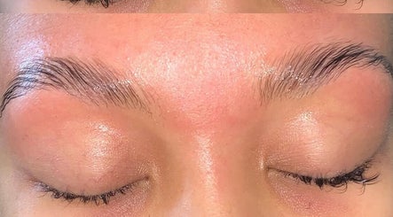 Perfectly groomed eyebrows at kingnitaaabeauty, Cape Town, ZA showcasing expert beauty care.