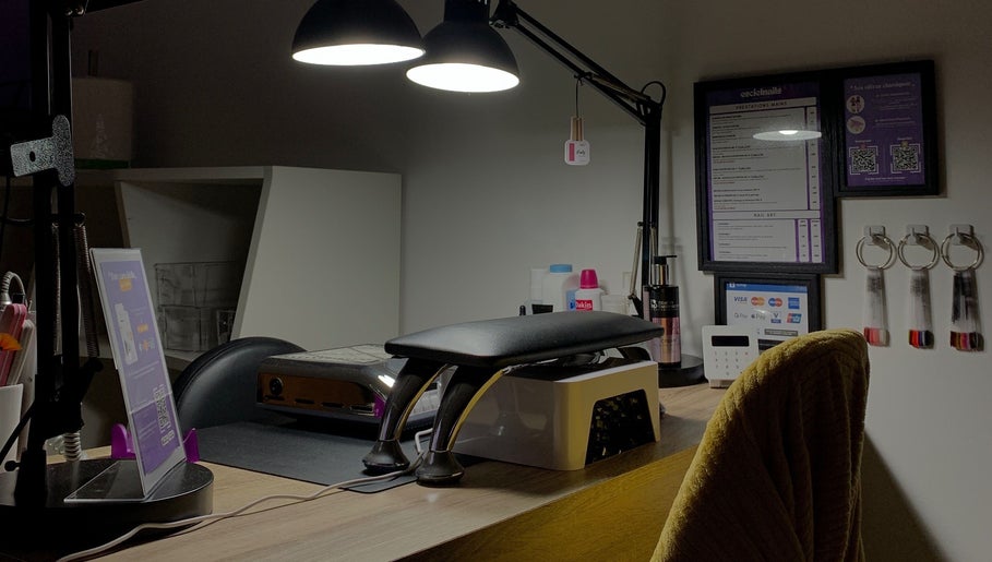 Poste de travail élégant chez Escielnails à Fort-de-France, Fort-de-France, MQ, avec lampes et outils modernes.
