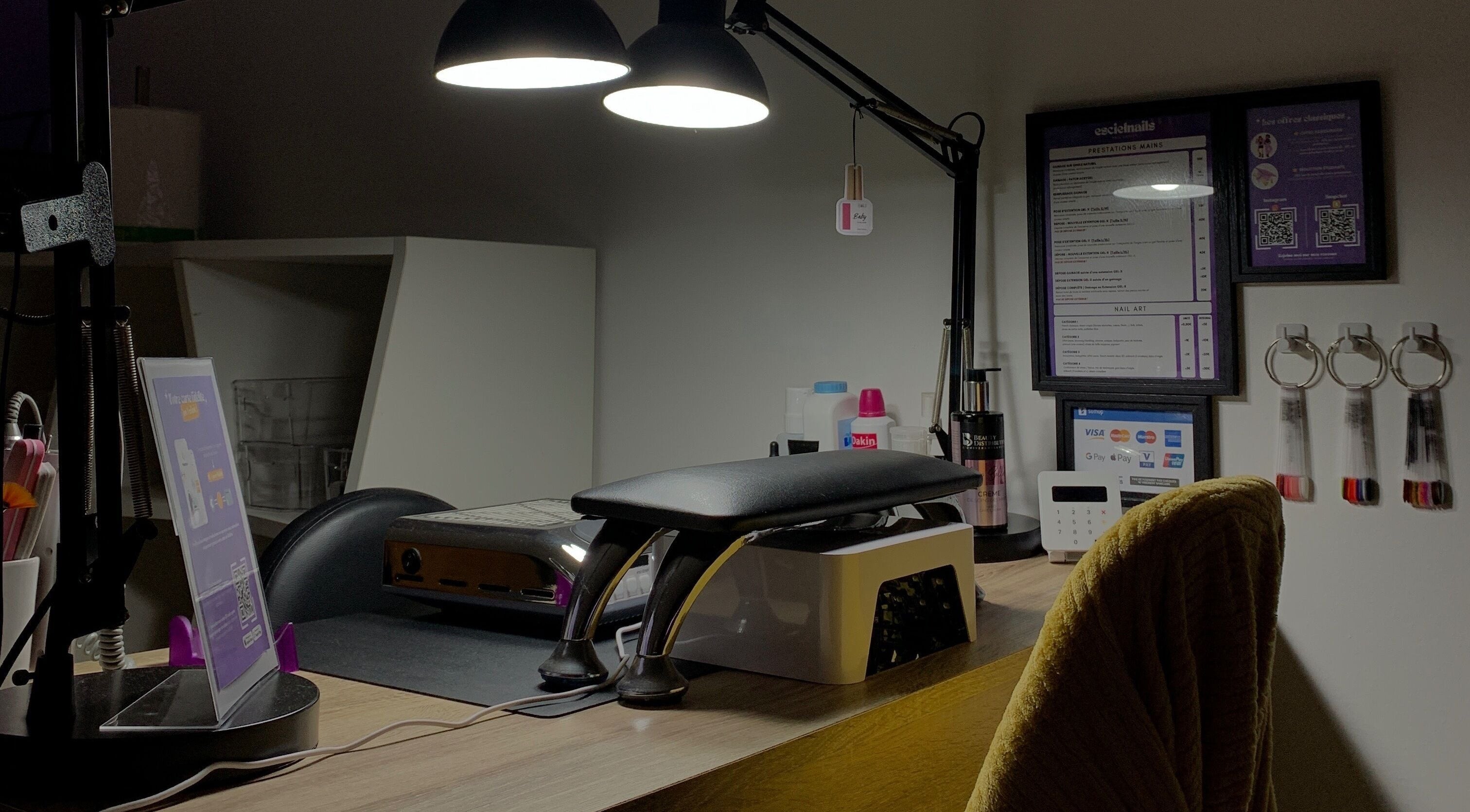 Poste de travail élégant chez Escielnails à Fort-de-France, Fort-de-France, MQ, avec lampes et outils modernes.