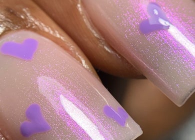 Manucure brillante avec cœurs violets à Escielnails, Fort-de-France, MQ.