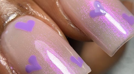 Manucure brillante avec cœurs violets à Escielnails, Fort-de-France, MQ.