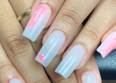Ongles design pastel à Escielnails, Fort-de-France, MQ, avec dégradé rose subtil.