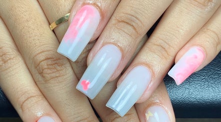Ongles design pastel à Escielnails, Fort-de-France, MQ, avec dégradé rose subtil.