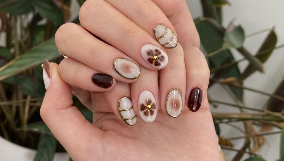 Arte de uñas floral en tonos marrones en THE NAIL TECH, Concepción, Bío Bío, CL.