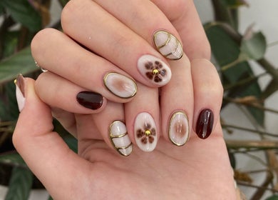 Arte de uñas floral en tonos marrones en THE NAIL TECH, Concepción, Bío Bío, CL.