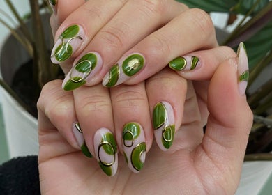 Diseño de uñas verde con detalles en THE NAIL TECH, Concepción, Bío Bío, CL.