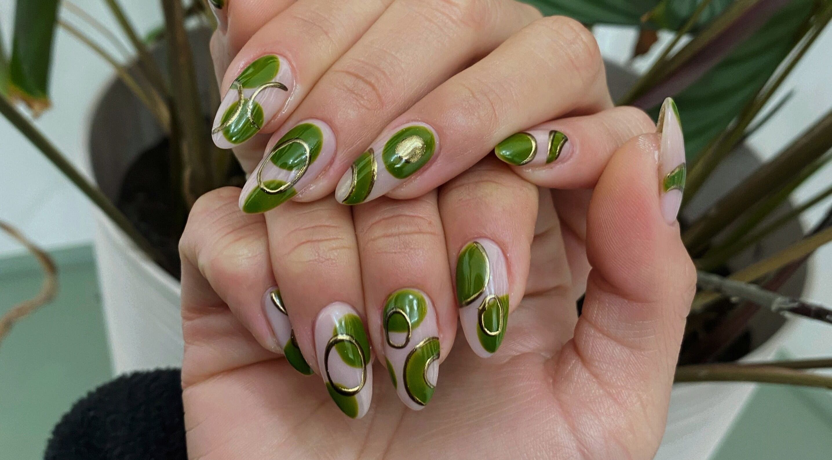 Diseño de uñas verde con detalles en THE NAIL TECH, Concepción, Bío Bío, CL.