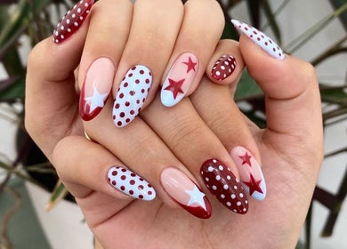 Manicura con estrellas y lunares rojos en THE NAIL TECH, Concepción, Bío Bío, CL.